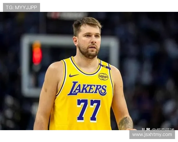 东契奇连中两记三分无视防守火力全开 展现顶级射手本色