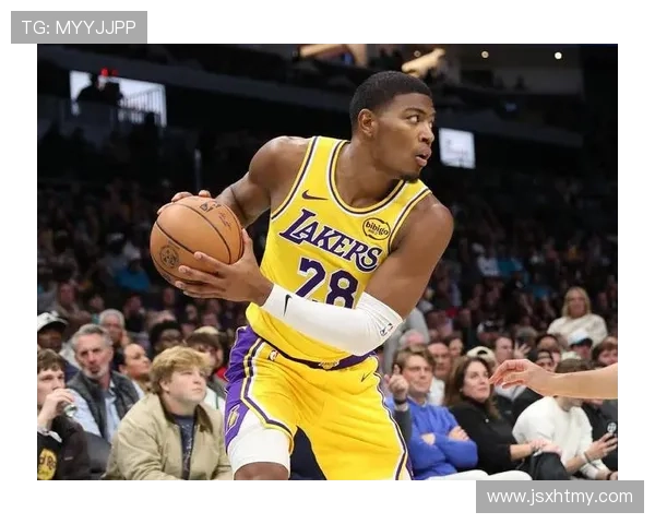 湖人训练场景曝光斯玛特紧逼八村里夫斯全力防守展现团队默契